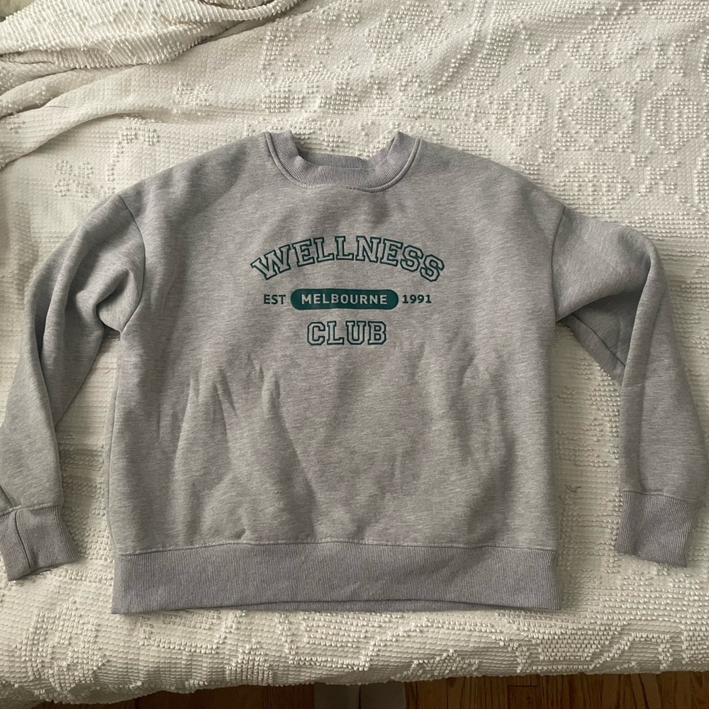 Wilo Wellness Club Gray Crewneck Sweatshirt with Ribbed Cuffs